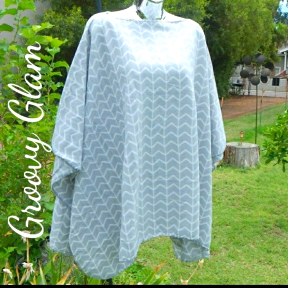 GROOVY GLAM Handmade Grey Arrow Print Classic Fleece Poncho